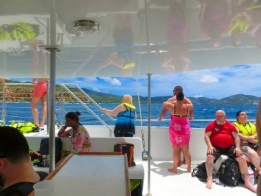 St. Thomas, USVI - 4 Mayıs 2022: ABD Virgin Adaları 'ndaki USVI' de Balayı Plajı 'ndaki Karayip Denizi' nde şnorkelle yüzen ve balıkçılık yapan insanlar - seyahat konsepti