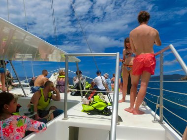 St. Thomas, USVI - 4 Mayıs 2022: ABD Virgin Adaları 'ndaki USVI' de Balayı Plajı 'ndaki Karayip Denizi' nde şnorkelle yüzen ve balıkçılık yapan insanlar - seyahat konsepti