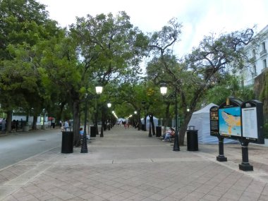 San Juan, Porto Riko - 02 Mayıs 2022: TJardin de la Princesa Park ve Plaza de Hostos, Old San Juan, Porto Riko, ABD