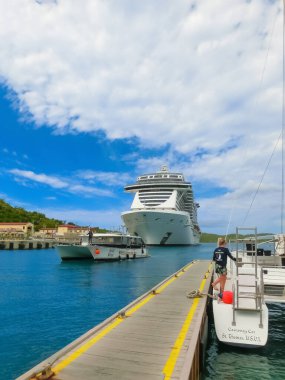 St. Thomas, USVI - 4 Mayıs 2022: ABD Virgin Adaları 'ndaki USVI' de Balayı Plajı 'ndaki Karayip Denizi' nde şnorkelle yüzen ve balıkçılık yapan insanlar - seyahat konsepti