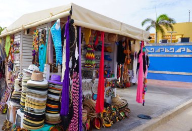 Cozumel, Meksika - 04 Mayıs 2022: Cozumel, Meksika 'da yerel el yapımı ürünler