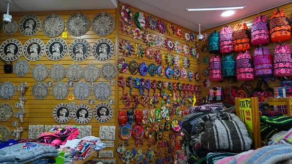 Cozumel, Meksika - 04 Mayıs 2022: Cozumel, Meksika 'daki tepsi sokak satıcılarının seramik ürünleri