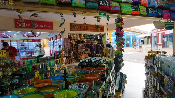 Cozumel, Meksika - 04 Mayıs 2022: Cozumel, Meksika 'daki tepsi sokak satıcılarının seramik ürünleri