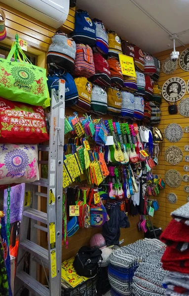 Cozumel, Meksika - 04 Mayıs 2022: Cozumel, Meksika 'daki tepsi sokak satıcılarının seramik ürünleri