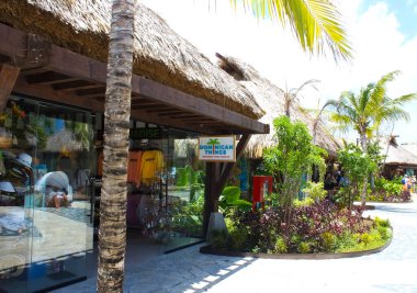 Puerto Plata, DR - 10 Ocak 2022: Puerto Plata, Dominik Cumhuriyeti 'ndeki Taino Koyu yolcu gemisinden alışveriş.