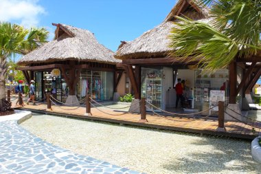 Puerto Plata, DR - 10 Ocak 2022: Puerto Plata, Dominik Cumhuriyeti 'ndeki Taino Koyu yolcu gemisinden alışveriş.