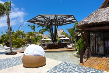 Puerto Plata, DR - 10 Ocak 2022: Puerto Plata, Dominik Cumhuriyeti 'ndeki Taino Koyu yolcu gemisinden alışveriş.