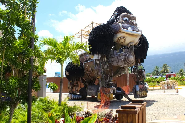 Puerto Plata, DR - 10 Ocak 2022: Dominik Cumhuriyeti 'nin Puerto Plata kentindeki Taino Koyu yolcu gemisinde yaratıcı kurulum gorili.