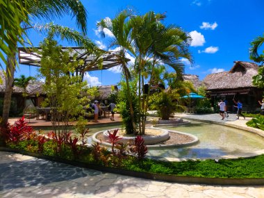 Puerto Plata, DR - 10 Ocak 2022: Puerto Plata, Dominik Cumhuriyeti 'ndeki Taino Koyu yolcu gemisinden alışveriş.