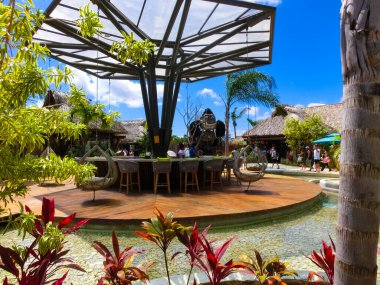 Puerto Plata, DR - 10 Ocak 2022: Puerto Plata, Dominik Cumhuriyeti 'ndeki Taino Koyu yolcu gemisinden alışveriş.