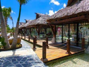 Puerto Plata, DR - 10 Ocak 2022: Puerto Plata, Dominik Cumhuriyeti 'ndeki Taino Koyu yolcu gemisinden alışveriş.