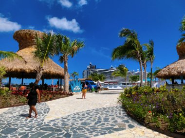 Puerto Plata, DR - 10 Ocak 2022: Puerto Plata, Dominik Cumhuriyeti 'ndeki Taino Koyu yolcu gemisinden alışveriş.