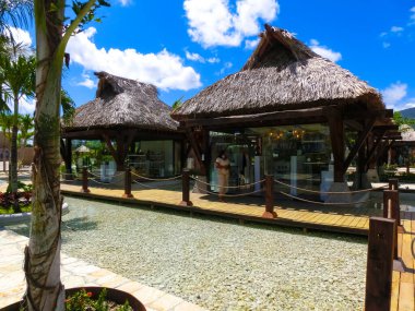 Puerto Plata, DR - 10 Ocak 2022: Puerto Plata, Dominik Cumhuriyeti 'ndeki Taino Koyu yolcu gemisinden alışveriş.