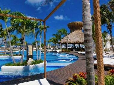 Puerto Plata, DR - 10 Ocak 2022: Dominik Cumhuriyeti 'nin Puerto Plata kentindeki Taino Koyu yolcu gemisi yakınlarındaki havuz.