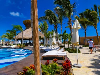Puerto Plata, DR - 10 Ocak 2022: Puerto Plata, Dominik Cumhuriyeti 'ndeki Taino Koyu yolcu gemisinden alışveriş.