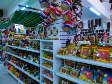 Puerto Plata, DR - 04 Mayıs 2022: Puerto Plata, Dominik Cumhuriyeti 'nin merkezindeki binaların yakınlarındaki dükkanlar ve tablolar