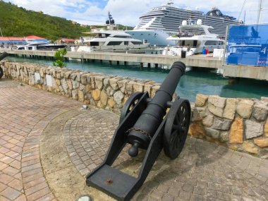 St Thomas, USVI - 4 Mayıs 2022: St Thomas, USVI 'deki Yacht Haven Grande marinasının görüntüsü.