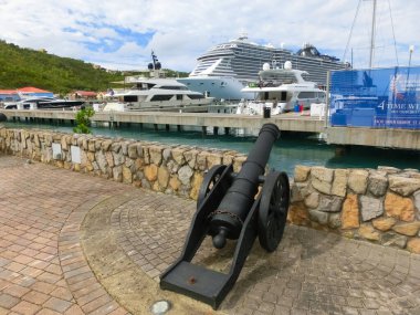 St Thomas, USVI - 4 Mayıs 2022: St Thomas, USVI 'deki Yacht Haven Grande marinasının görüntüsü.