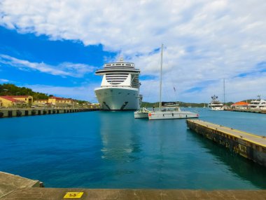 St. Thomas, USVI - 4 Mayıs 2022: MSC Sahil Yolcu Gemisi Karayip seferi sırasında St. Thomas, USVI tropikal adasına yanaştı