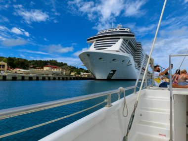 St. Thomas, USVI - 4 Mayıs 2022: MSC Sahil Yolcu Gemisi Karayip seferi sırasında St. Thomas, USVI tropikal adasına yanaştı