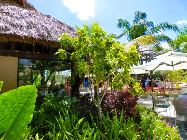 Puerto Plata, DR - 10 Ocak 2022: Puerto Plata, Dominik Cumhuriyeti 'ndeki Taino Koyu yolcu gemisinden alışveriş.