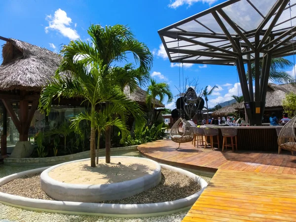 Puerto Plata, DR - 10 Ocak 2022: Puerto Plata, Dominik Cumhuriyeti 'ndeki Taino Koyu yolcu gemisinden alışveriş.