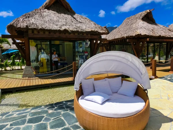 Puerto Plata, DR - 10 Ocak 2022: Puerto Plata, Dominik Cumhuriyeti 'ndeki Taino Koyu yolcu gemisinden alışveriş.