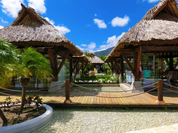 Puerto Plata, DR - 10 Ocak 2022: Puerto Plata, Dominik Cumhuriyeti 'ndeki Taino Koyu yolcu gemisinden alışveriş.