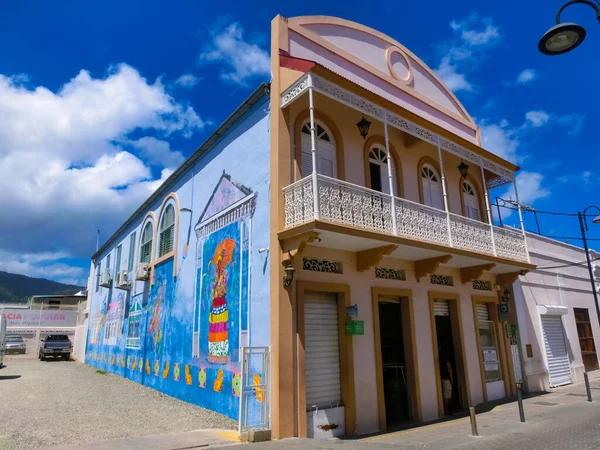 Puerto Plata, DR - 04 Mayıs 2022: Puerto Plata, Dominik Cumhuriyeti merkezindeki renkli binalar