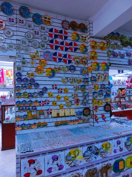 Puerto Plata, Dominik Cumhuriyeti - 4 Mayıs 2022: hediyelik eşya. Dominik Cumhuriyeti 'ndeki Markette Mıknatıslar.