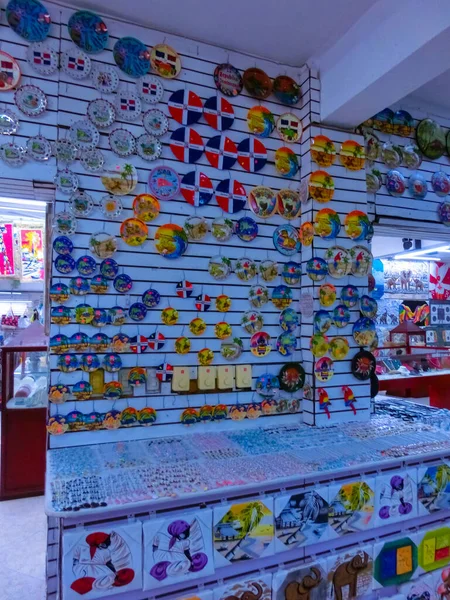 Puerto Plata, Dominik Cumhuriyeti - 4 Mayıs 2022: hediyelik eşya. Dominik Cumhuriyeti 'ndeki Markette Mıknatıslar.