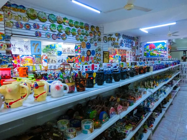 Puerto Plata, DR - 04 Mayıs 2022: Puerto Plata, Dominik Cumhuriyeti 'nin merkezindeki binaların yakınlarındaki dükkanlar ve tablolar