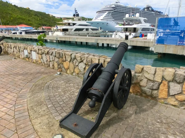 St Thomas, USVI - 4 Mayıs 2022: St Thomas, USVI 'deki Yacht Haven Grande marinasının görüntüsü.
