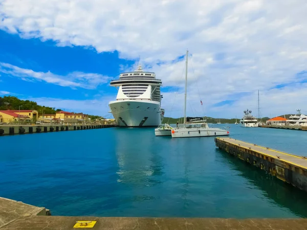St. Thomas, USVI - 4 Mayıs 2022: MSC Sahil Yolcu Gemisi Karayip seferi sırasında St. Thomas, USVI tropikal adasına yanaştı