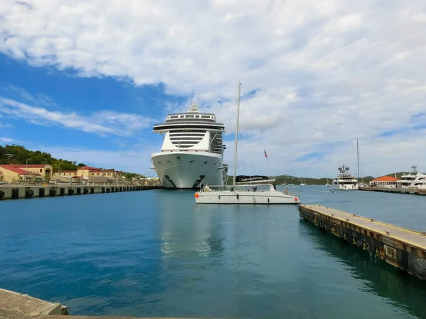 St. Thomas, USVI - 4 Mayıs 2022: MSC Sahil Yolcu Gemisi Karayip seferi sırasında St. Thomas, USVI tropikal adasına yanaştı