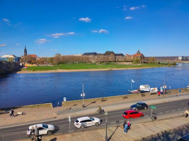Dresden, Almanya - 18 Nisan 2022: Elbe 'nin Seddi