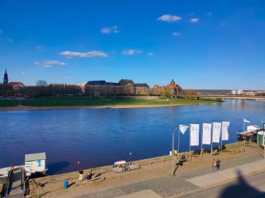 Dresden, Almanya - 18 Nisan 2022: Elbe 'nin Seddi