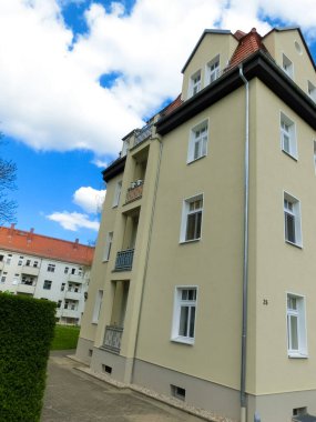 Dresden, Almanya - 18 Nisan 2022: Daylight 'taki Çağdaş Konut Binası