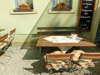 Dresden, Almanya - 18 Nisan 2022: Eski moda kafe terası