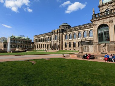 Dresden, Almanya - 18 Nisan 2022: Saksonya 'daki ünlü Zwinger Sarayı