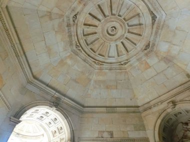 Dresden, Almanya - 18 Nisan 2022: Zwinger 'ın giriş kapısının dekoratif kumtaşı tavanı.