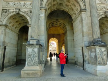 Dresden, Almanya - 18 Nisan 2022: Zwinger Müzesi kompleksinin bir parçası olarak üç taş kemer, barok süsler, klasik dekorasyonlar, eski Romen tarzında efsanevi karakterlerin heykelleri