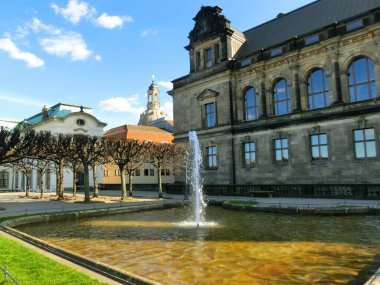 Dresden, Almanya - 18 Nisan 2022: Bruhl Terasında Çeşme