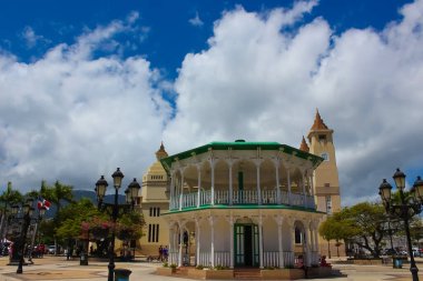 Puerto Plata, DR - 10 Mayıs 2022: Güzel Central Park, Puerto Plata şehrinin dünyanın dört bir yanından gelen yerli ve turistlerin ziyaret ettiği merkezidir..