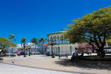 Puerto Plata, DR - 10 Mayıs 2022: Güzel Central Park, Puerto Plata şehrinin dünyanın dört bir yanından gelen yerli ve turistlerin ziyaret ettiği merkezidir..
