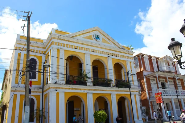 Puerto Plata, DR - 04 Mayıs 2022: Puerto Plata, Dominik Cumhuriyeti merkezindeki renkli binalar