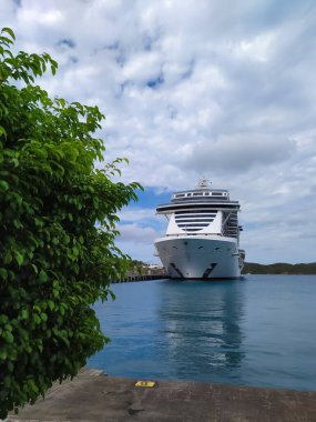 St. Thomas, USVI - 4 Mayıs 2022: MSC Sahil Yolcu Gemisi Karayip seferi sırasında St. Thomas, USVI tropikal adasına yanaştı