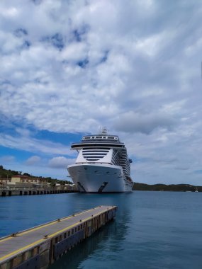 St. Thomas, USVI - 4 Mayıs 2022: MSC Sahil Yolcu Gemisi Karayip seferi sırasında St. Thomas, USVI tropikal adasına yanaştı