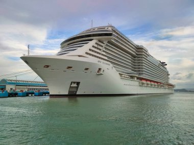 San Juan, Porto Riko - 02 Mayıs 2022: MSC Sahil Yolcu Gemisi San Juan, Porto Riko 'daki tropikal limana yanaştı