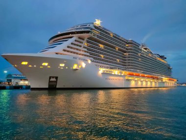 San Juan, Porto Riko - 02 Mayıs 2022: MSC Sahil Yolcu Gemisi San Juan, Porto Riko 'daki tropikal limana yanaştı